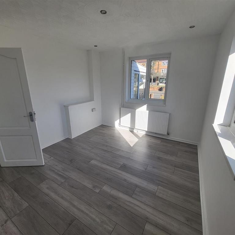 2 bedroom property to rent - Photo 1