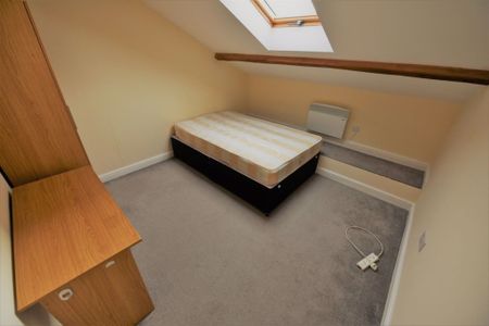 2 bedroom Flat in Flat 2, Leeds - Photo 3