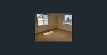 Spacious 4-Bedroom Belmont Home – Above Shops, Prime Location! - Photo 4