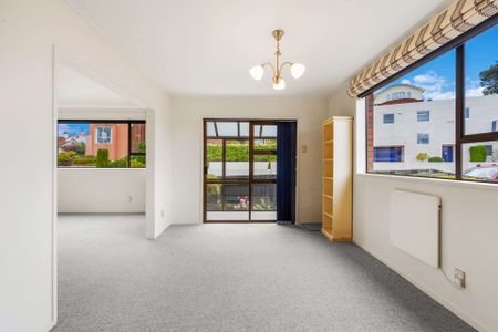 Charming Standalone Townhouse in Prime Maori Hill - Photo 2