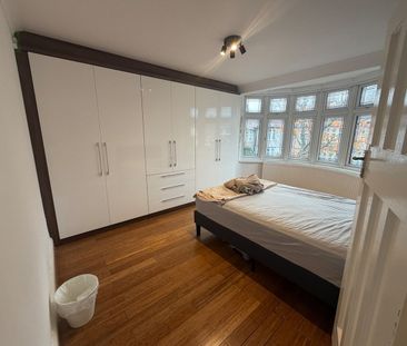 3 Bed Terraced House, Beccles Drive, IG11 - Photo 4