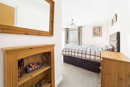 Commonwealth Drive, Three Bridges, Crawley, West Sussex, RH10 - Photo 5