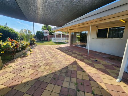 Dream Family Home with Massive Workshop & Dual Access - Tradies' Paradise! - Photo 4