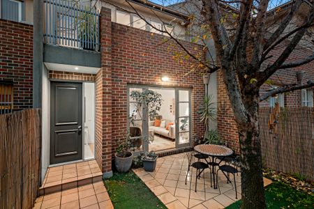 3 Bedroom Townhouse with Spacious Living Zones! - Photo 2