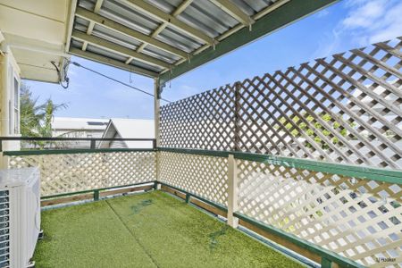 Beachside Beauty � Spacious Five-Bedroom Three Bathroom Home Steps to Tugun Beach! - Photo 5