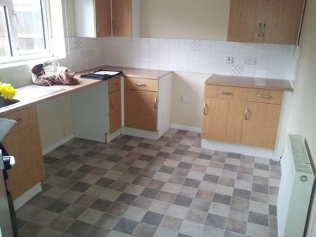 2 bedroom semi-detached house to rent - Photo 3