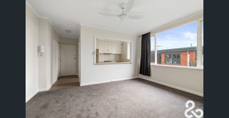 Modern Updated Apartment in a Prime Essendon Location - Photo 3