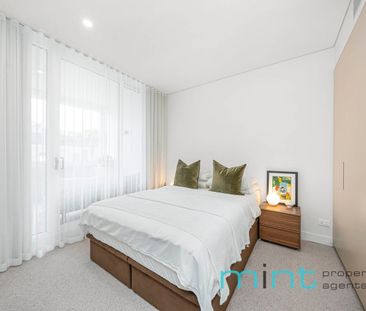 Luxurious Ashbury Terraces Living - Photo 2