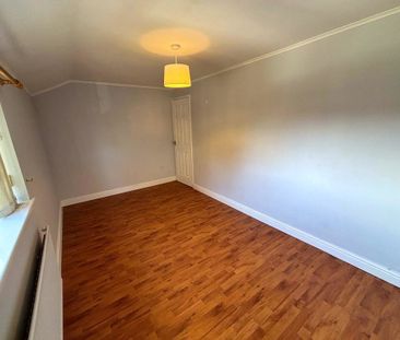 2 bedroom mid terrace to let - Photo 2