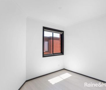 Modern 2-Bedroom townhouse in Prime St Albans Location! - Photo 3