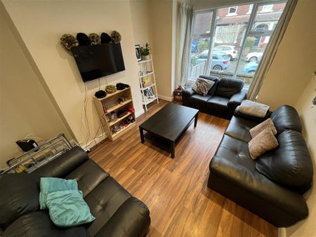 1 bedroom in a house share to rent - Photo 2