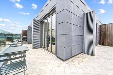 Stunning Penthouse on the 5th/6th floor of this incredible development. Featuring high ceilings and a roof terrace with views over Soho. - Photo 4