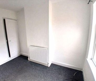 2 bedroom end of terrace house to rent - Photo 3