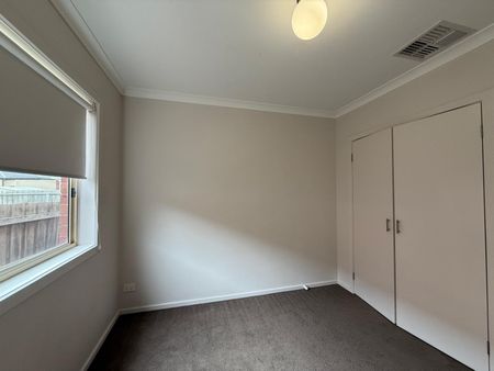 Spacious 3 Bedroom House - Photo 4