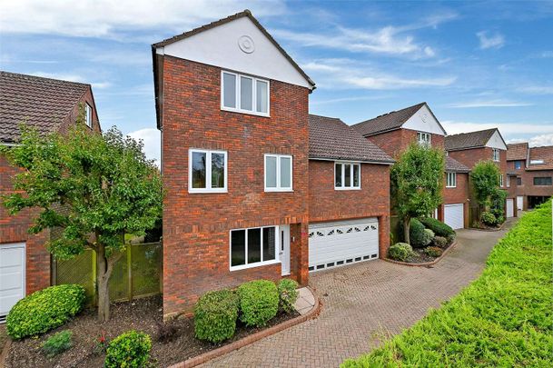 A modern and spacious three storey detached home on the banks of the river Thames with car parking, garage and private mooring. - Photo 1