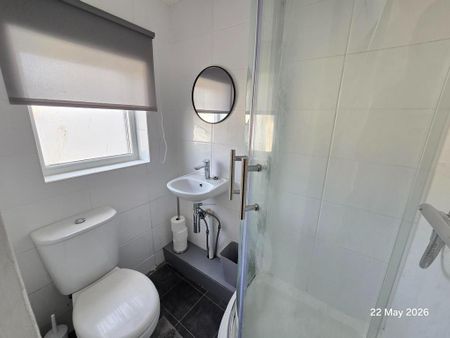 1 bedroom in a house share to rent - Photo 5