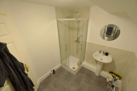 2 bedroom Flat in Flat 8, Leeds - Photo 5