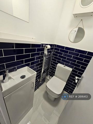 4 bedroom flat to rent - Photo 2