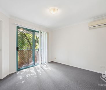 Walk to Bellevue Park State School – Gated 'Benowa Lodge' Living - Photo 1