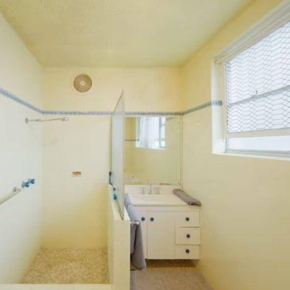 Water frontage 3 level Family home All rooms with water view - Photo 1