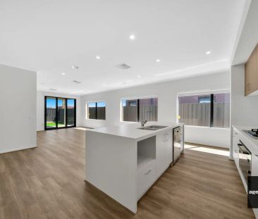“Brand new Stunning Family Home with Modern Features” - Photo 4