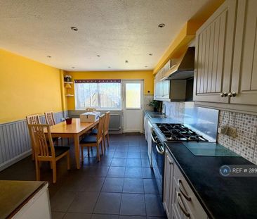 4 bedroom end of terrace house to rent - Photo 6