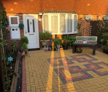 3 Bed Terraced House, Burford Close, IG6 - Photo 2