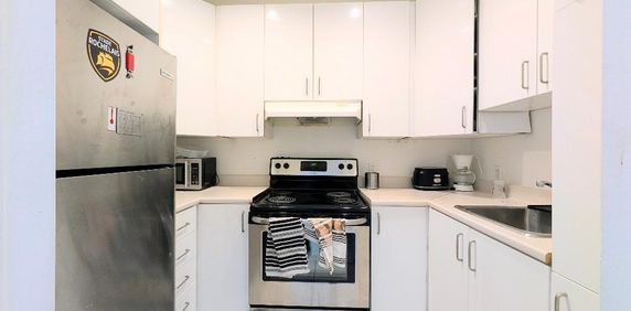 ** Large Furnished 2bed 2bath in a Gorgeous Building Downtown, Metro Atwater ** - Photo 2