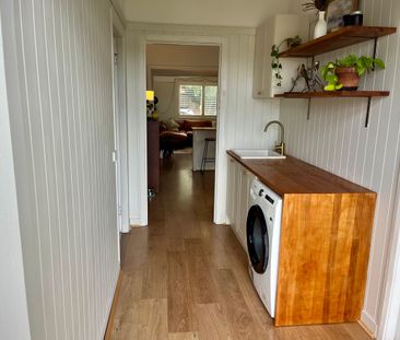 Gorgeous, partially furnished home in Hamilton North - Photo 1