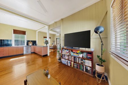 WELL-LOCATED COTTAGE WITH OUTDOOR LIVING - Photo 4