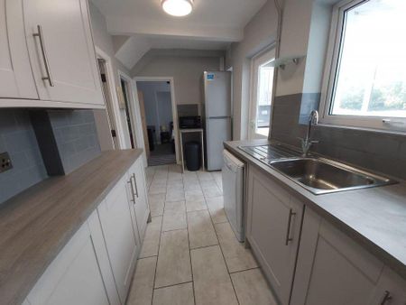 5 bedroom semi-detached house to rent - Photo 4