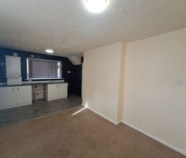 2 bedroom end of terrace house to rent - Photo 2