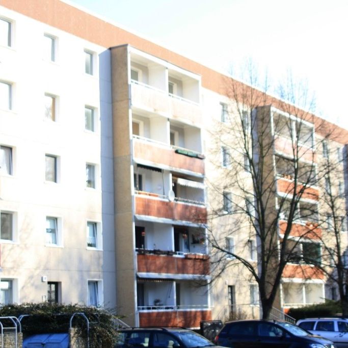 Drei Zimmer, Küche mit Fenster, Balkon - Photo 2