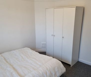 Room in a Shared House, Parthenon Drive, L11 - Photo 1