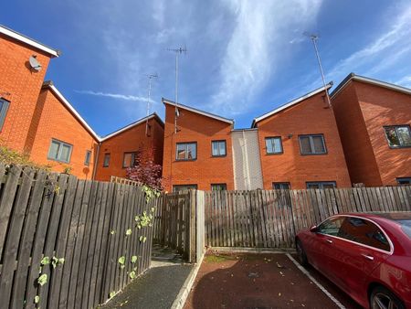 3 Bed Semi-Detached House, Newcastle Street, M15 - Photo 2