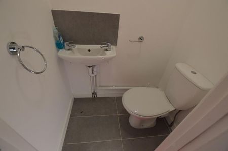 5 bedroom end of terrace house to rent - Photo 2