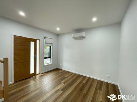 Stunning Townhouse in Albion - Photo 2