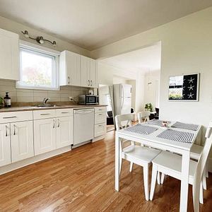 **BRIGHT** Corner 2nd Level Kitsilano 1 Bed, Furnished - Photo 2