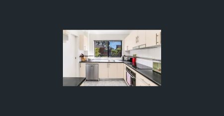 Location - 2 Bedroom Villa in a prime location - Photo 2