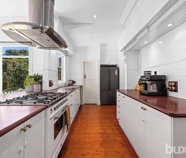 Elegant 4 bedroom plus studio Family Home with Stunning Gardens - Photo 6