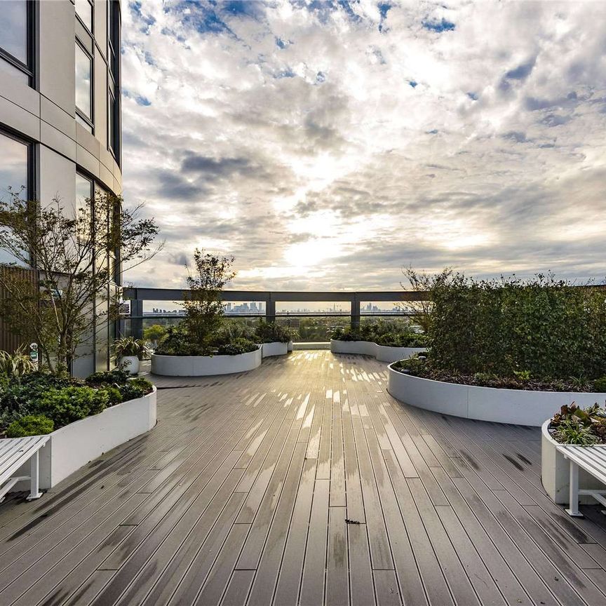 Stunning 10th floor apartment in a modern development next to Barking station. - Photo 1