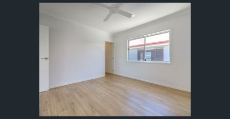 Massive and Modern Five Bedroom Waterfront Marvel - Hope Island - Photo 4