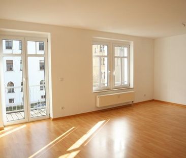 Single-Wohnung mit Einbauküche und Balkon ! - Foto 1