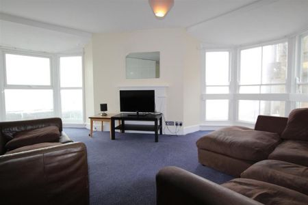 4 bedroom block of apartments to rent - Photo 2