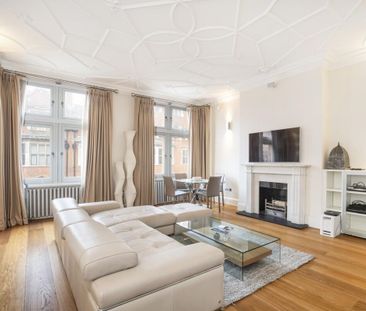 An elegant Mayfair residence on one of London's most prestigious addresses. - Photo 2