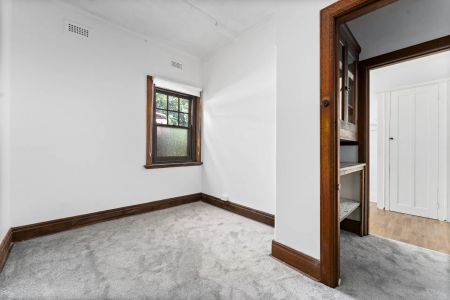 Period Home with rear courtyard! - Photo 3