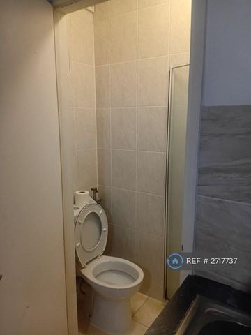 1 bedroom in a house share to rent - Photo 2