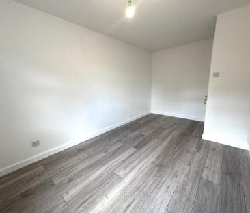 3 bedroom end of terrace house to rent - Photo 2