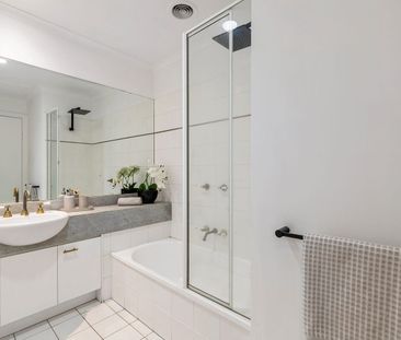 Chic Urban Sanctuary in a Prime Location - Photo 6