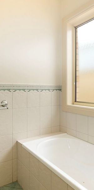 5-bedroom shared house / townhouse, Eton Avenue - Photo 1